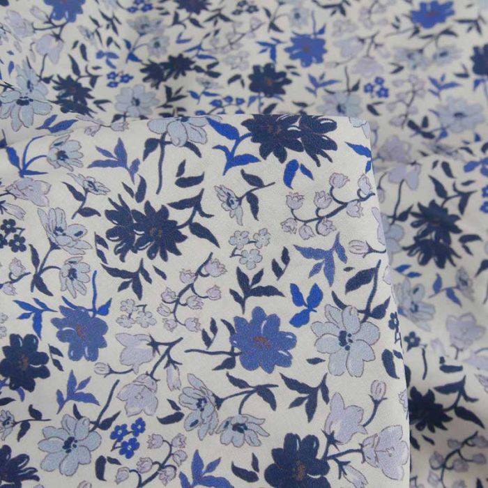 Tissu 55 x 45 cm & biais de couture 3 m x 2 cm - Bleu clair à pétales  blancs - Artemio