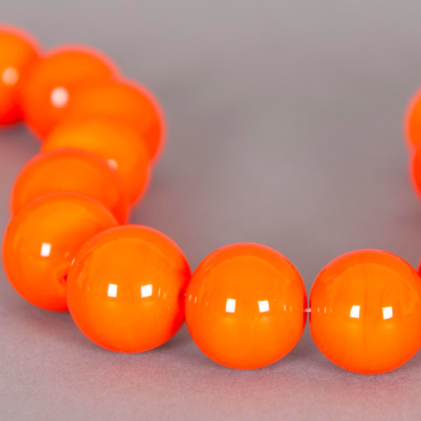 10 Perles orange halloween 8 mm. Lot de 10 perles plastique orange