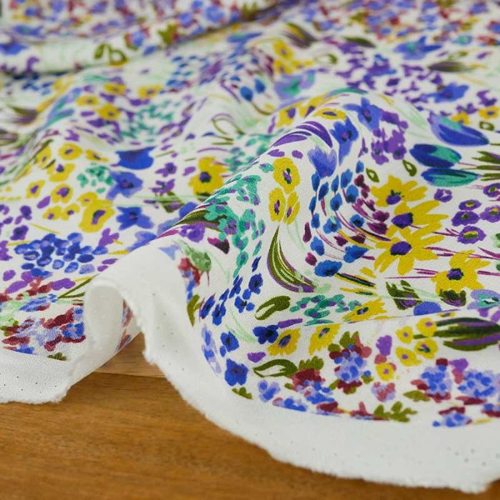 Tissu crêpe de viscose fleurs violettes haute couture - écru x 10 cm