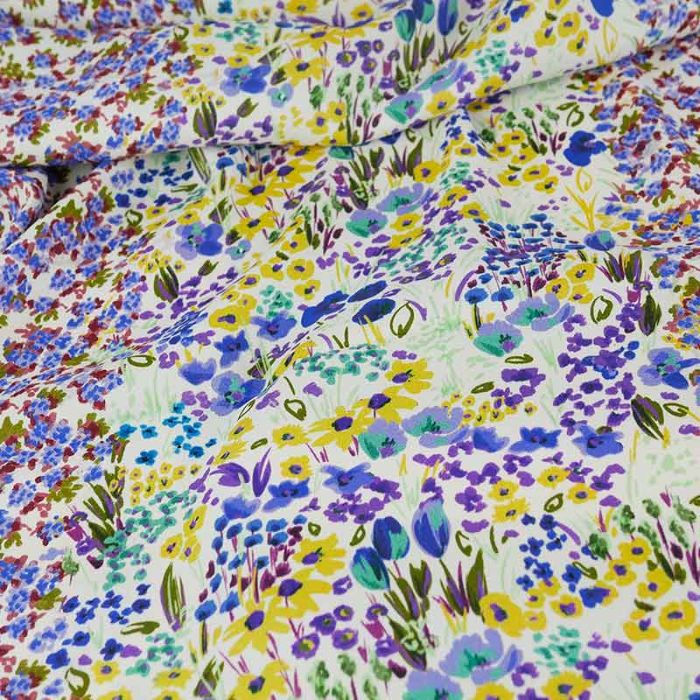 Tissu crêpe de viscose fleurs violettes haute couture - écru x 10 cm