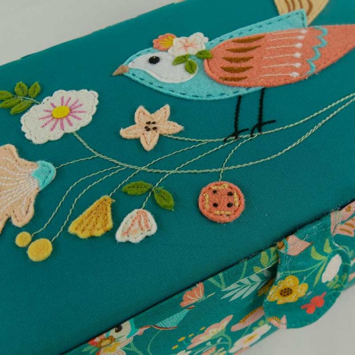 Boite à couture brodée en tissu - fleurs et oiseaux